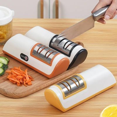 aiguiseur couteau électrique Prosharp noir orange et jaune sur un comptoir de cuisine