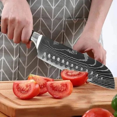 couteau de cuisine damascuskitchenknives 7 pouces coupe tomate sur planche a decoupe