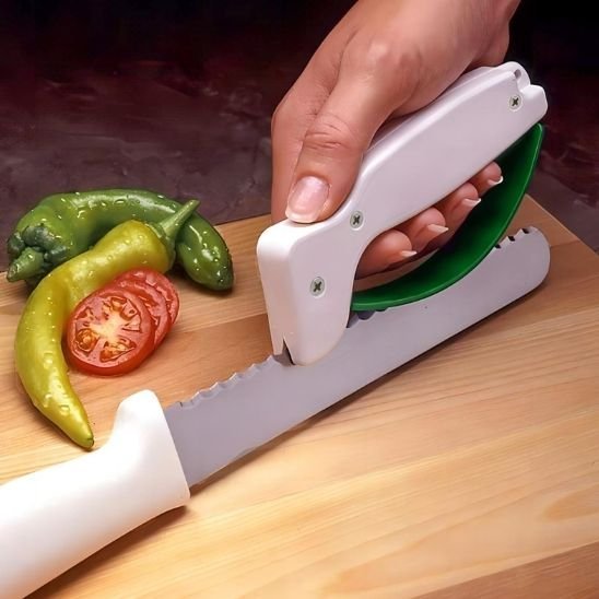 aiguiseur couteau multifonction en action sur couteau a pain