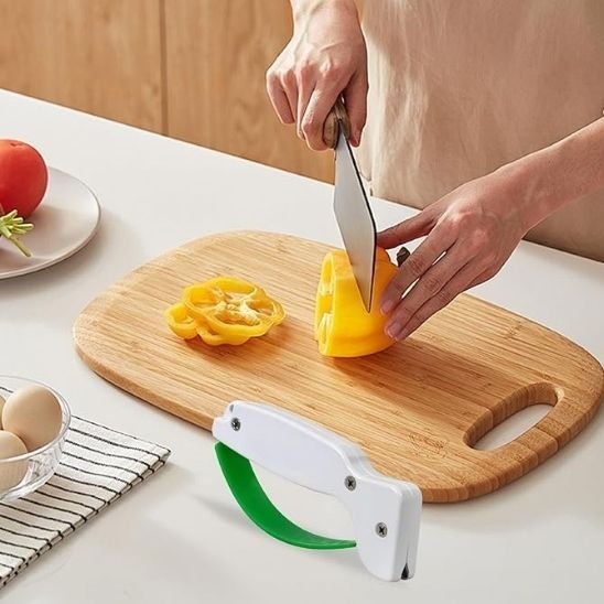 aiguiseur couteau multifonction en presention sur un comptoir de cuisine