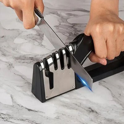 homme utilisant l'aiguiseur couteau pour aiguiser son couteau
