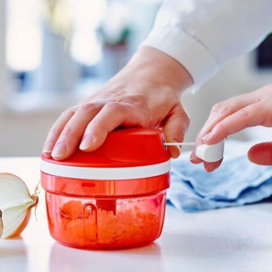 Hachoir a legume rouge en action