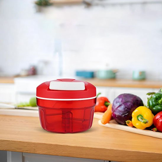 Hachoir a legume rouge sur comptoir de cuisine