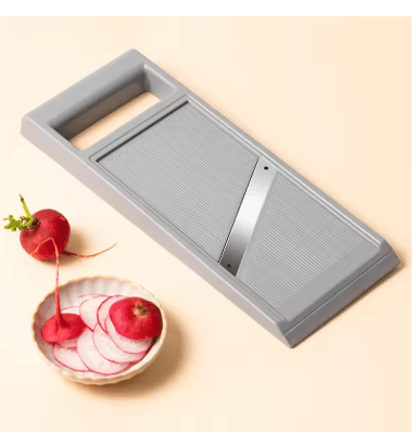 mandoline de cuisine manuel sur  fond blanc